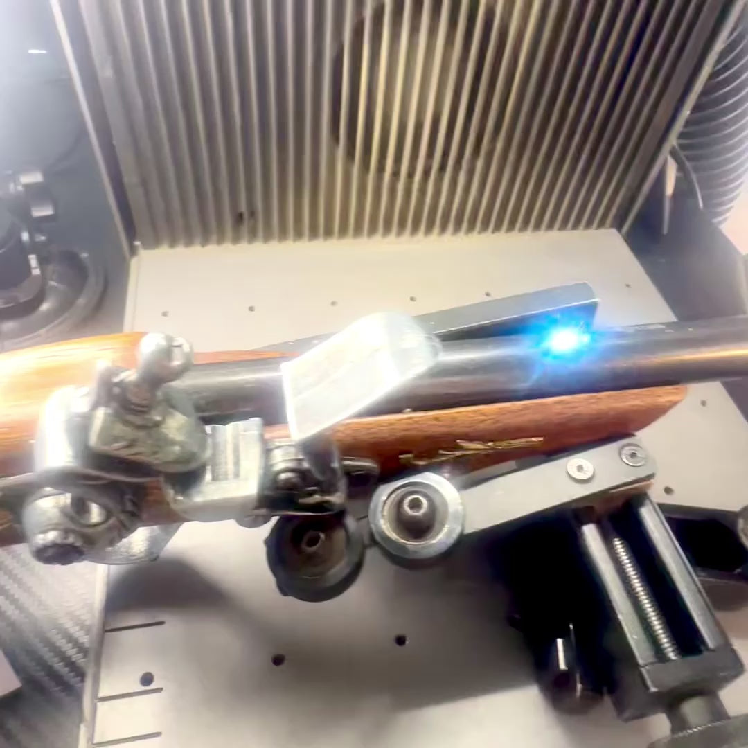 Replika af Italiensk Pistol fra det 17. århundrede på Stativ med mulighed for personlig gravering - Elegant Dekoration som Gave, Fremstillet af Træ og Poleret Metal, Længde 30 cm