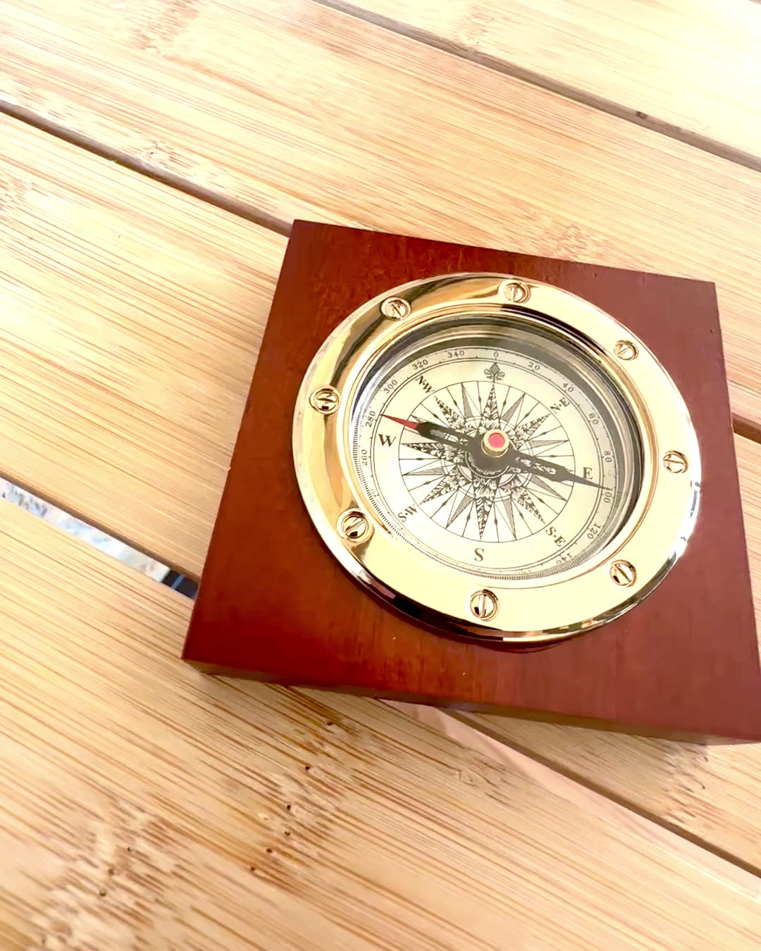 Kompas "Navigator2" - Klassisk Elegance i Messing og Træ, personalisering med gravering som gave