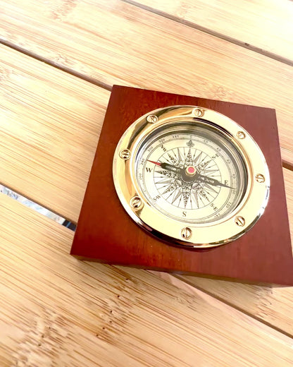 Kompas "Navigator2" - Klassisk Elegance i Messing og Træ, personalisering med gravering som gave