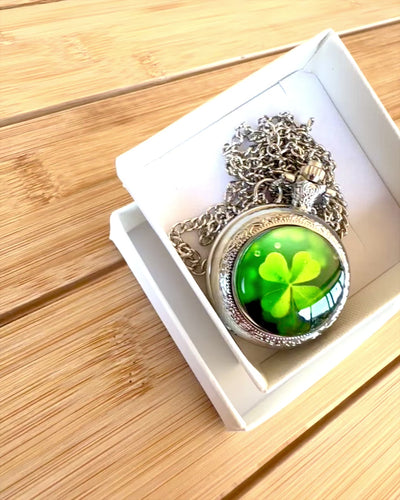 Lommeur "CloverTime" med firkløvermotiv, mulighed for personlig gravering som gave