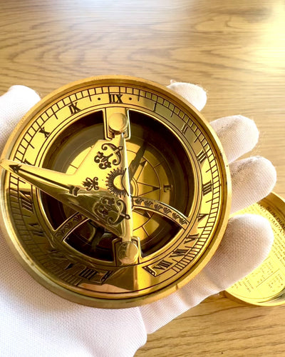 Solkompas Voyager 7cm – messing solur med kompas, tilpasning med gravering som gave
