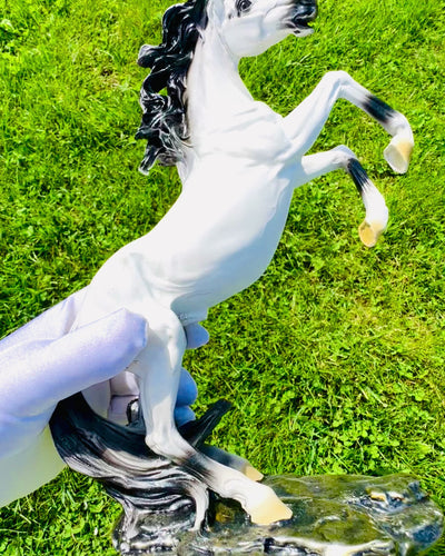 "Elegancki Skoczek" - Hvid Hestefigur med Mulighed for Gravering