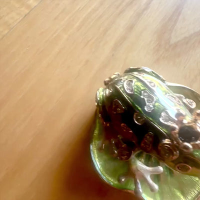 Eksklusiv metal gaveæske formet som en frø med krystaller, mørkegrøn og guld, mulighed for personlig gravering, perfekt som gave, mål 6,5x6,7x4,5 cm