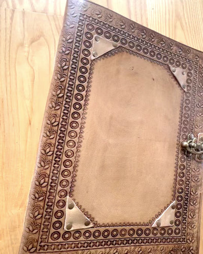 Mindebog i læder Arv – personligt tilpasset notesbog 25 × 33 cm