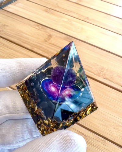 Orgonitisk Energi Pyramide af Kosmisk Energi - Amulet med Ametyst og Spåner