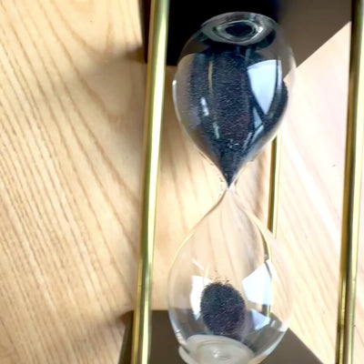 Messing-Træ Timeglas 5 minutter med sort sand og mulighed for personlig gravering – elegant retro dekoration som gave, højde 16 cm