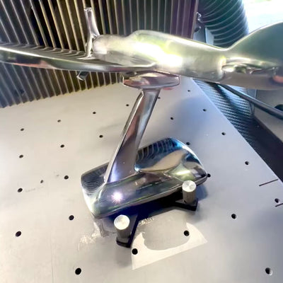 Model af en-motors fly N-0896 i aluminium i sølvfarve, 17x14x11 cm
