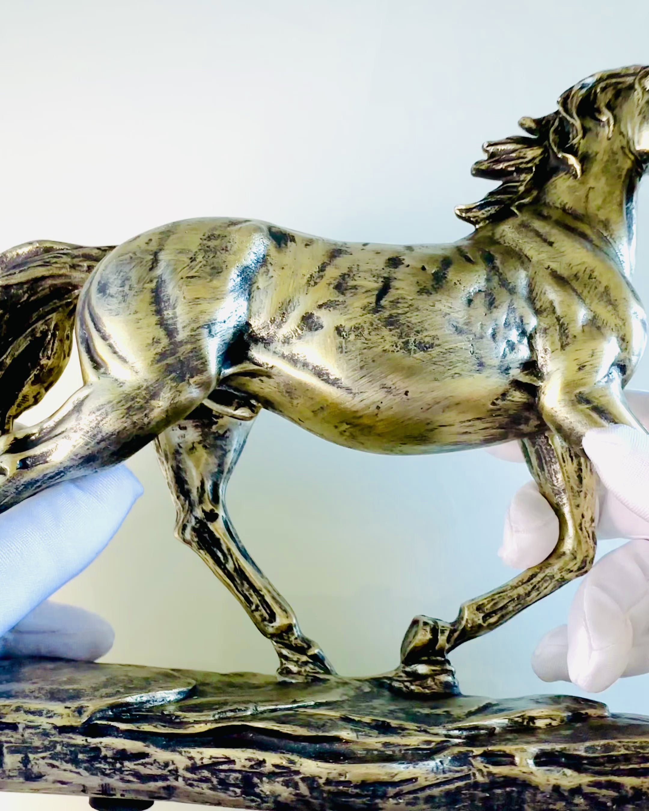 Statuette af Galoperende Hest i Harpiks med Mulighed for Gravering