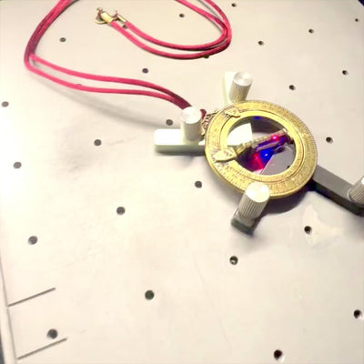 Miniature solur H90 med astronomiske ringe, personlig gravering, perfekt gave, bordeaux ophæng, lavet af zinkaluminium og messing, diameter 45 mm