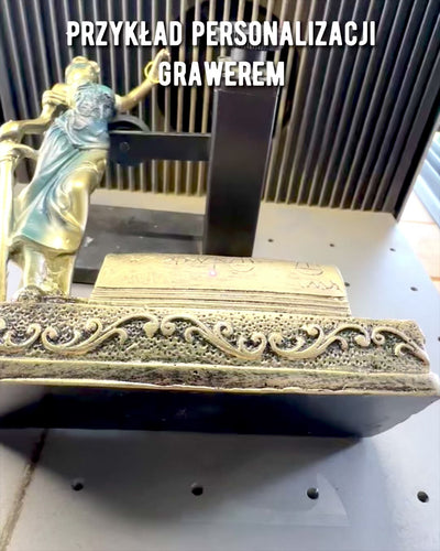 Statuette "Justicia 2" - Retfærdighedens Gudinde – Kunstnerisk Dekoration til Hylde, Håndværk af Harpiks, tilpasning med gravering