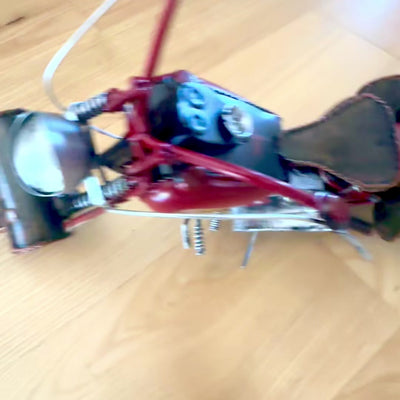 Stor klassisk metalmodel af chopper-motorcykel i rød med mulighed for personlig gravering