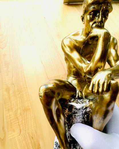 Złoty Myśliciel - Figur af harpiks, personalisering med gravering