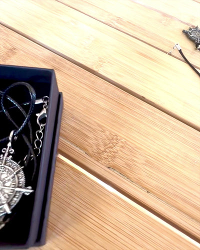 Amulet Nordens Kriger - Vikingekompas, mulighed for personlig gravering som gave, 2 varianter at vælge imellem