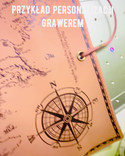 Retro Lys brun - mat, læder Penalhus i Rejsendes Stil med Verdenskort – Praktisk og Rummelig. Personalisering med gravering.