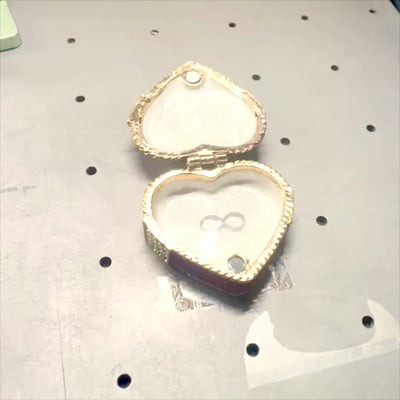 Metal smykkeskrin formet som et hjerte med krystaller, rød-guld-sølv, mulighed for personlig gravering, ideel som romantisk gave, mål 4,8 x 4 x 2,5 cm