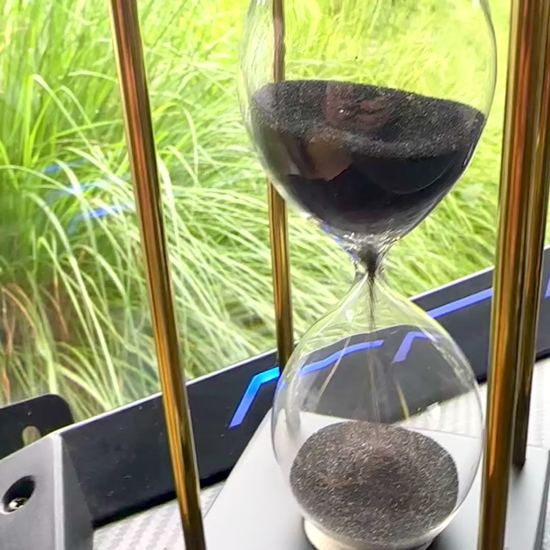 Messing-Træ Timeglas 5 minutter med sort sand og mulighed for personlig gravering – elegant retro dekoration som gave, højde 16 cm