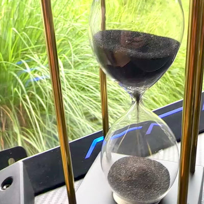 Messing-Træ Timeglas 5 minutter med sort sand og mulighed for personlig gravering – elegant retro dekoration som gave, højde 16 cm