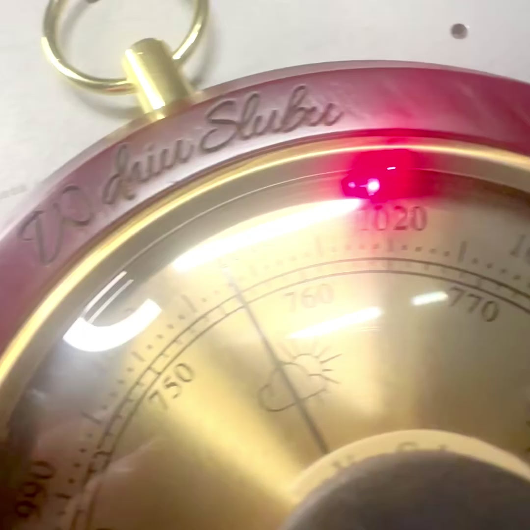 Vejrstation 3-i-1 YG386 med Gravering - Elegant Termometer, Barometer og Hygrometer i Rundt Træhus