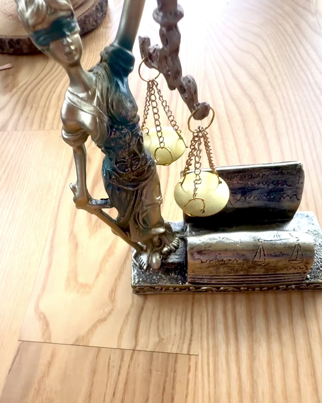 Statuette "Justicia 2" - Retfærdighedens Gudinde – Kunstnerisk Dekoration til Hylde, Håndværk af Harpiks, tilpasning med gravering