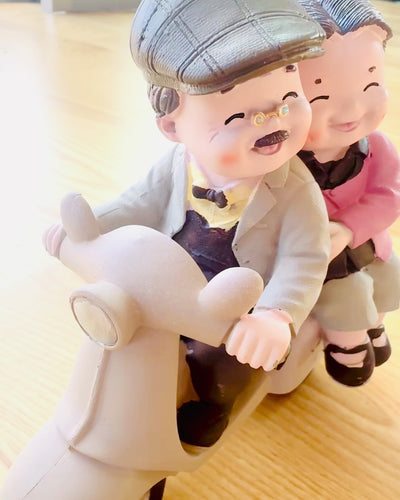 Dekorativ figur Forelskede på scooter - personalisering med gravering som gave