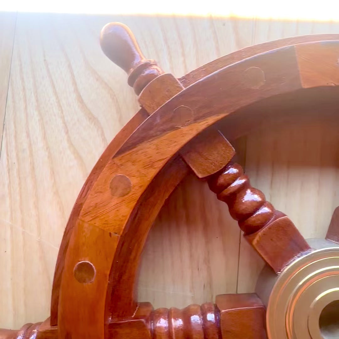 Trærorhjul med messingindsats og plads til kile - diameter 30 cm - ideel gave med mulighed for personlig gravering - maritim og retro stil  