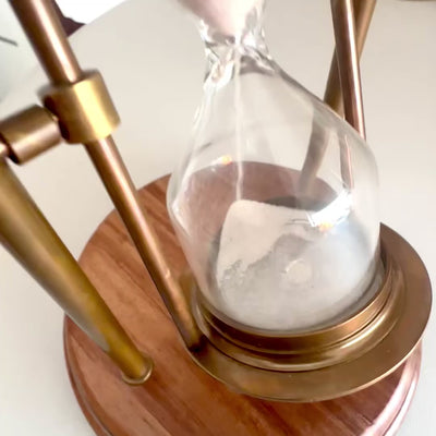 Messingtimeglas TMR-0200 på træfod med mulighed for personlig gravering – elegant skrivebordsgave, 20 cm højt, hvidt sand