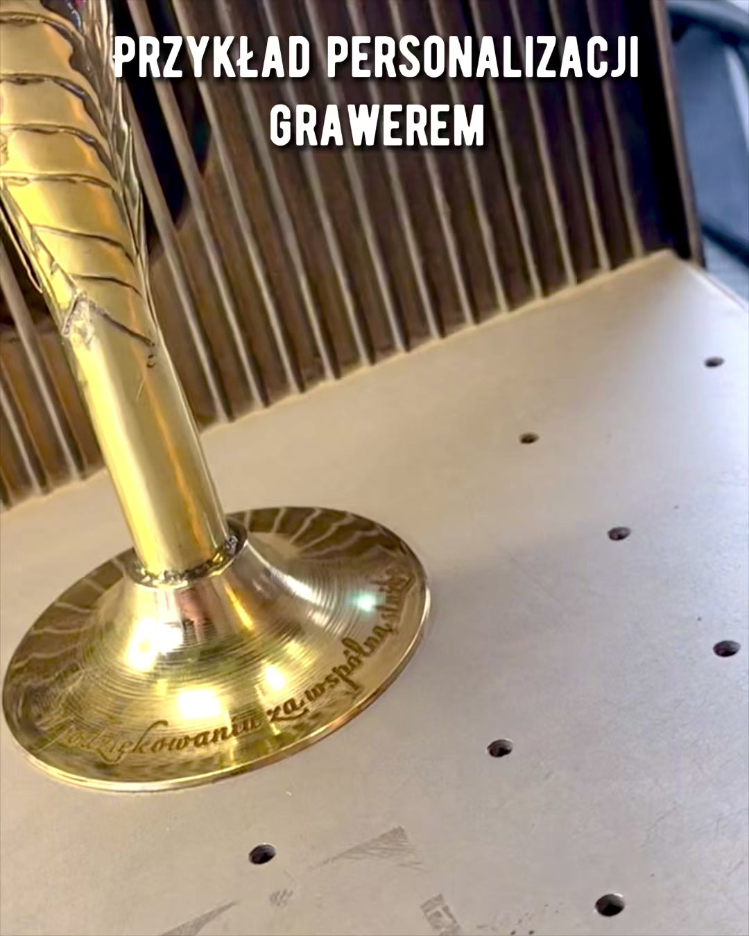 Glas „Håndværkets Ånd” af bøffelhorn og messing – håndlavet i Indien, 22 cm, mulighed for personliggørelse med gravering som gave