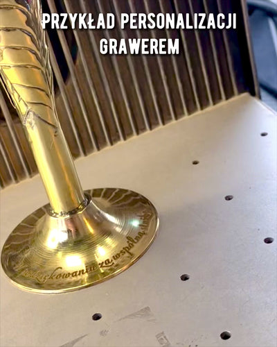 Glas „Håndværkets Ånd” af bøffelhorn og messing – håndlavet i Indien, 22 cm, mulighed for personliggørelse med gravering som gave