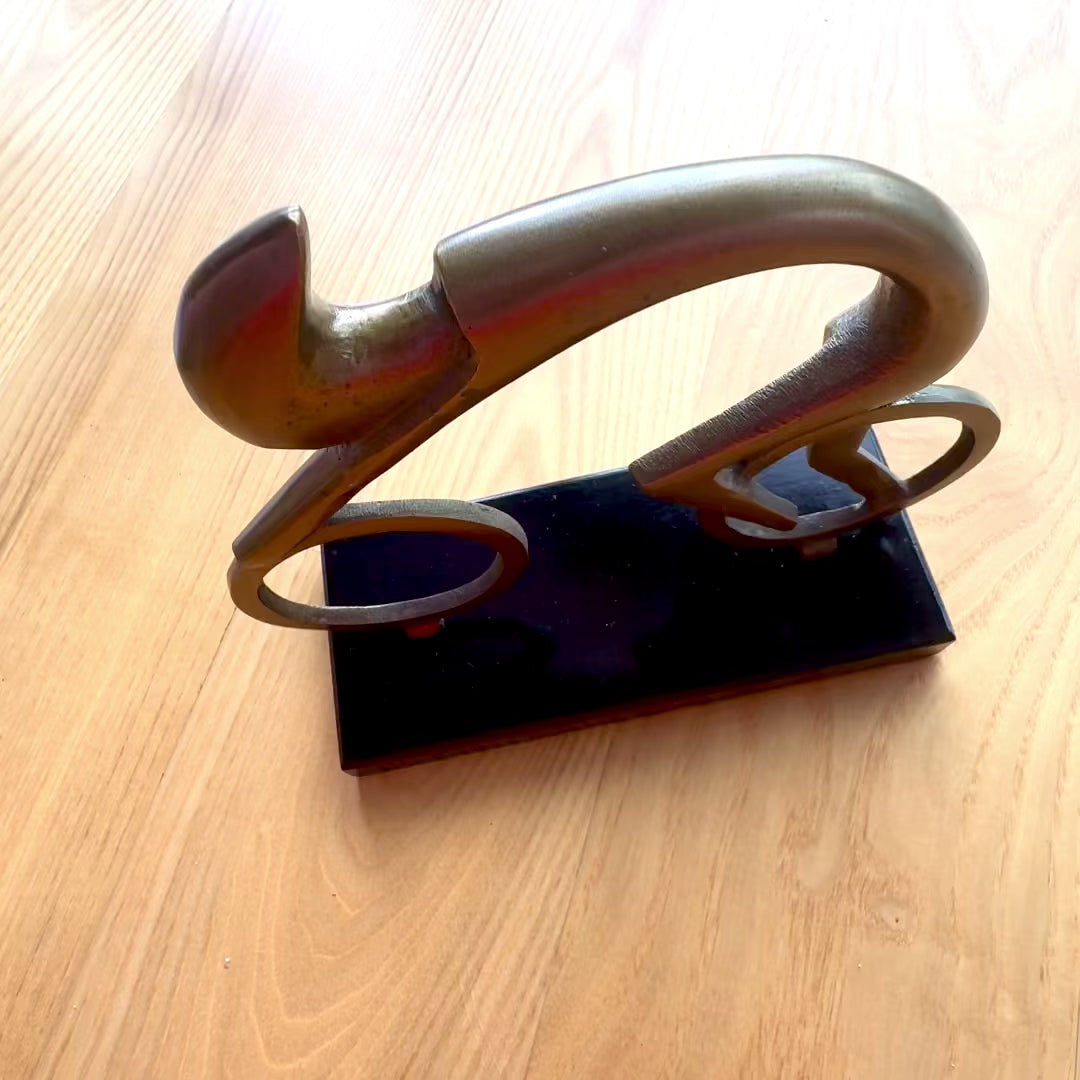 Figur af cykelrytter VB26/9 med gravering - Elegant gave til cyklist, højde 18 cm, messing og sort, minimalistisk indretningsdekoration