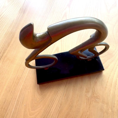 Figur af cykelrytter VB26/9 med gravering - Elegant gave til cyklist, højde 18 cm, messing og sort, minimalistisk indretningsdekoration