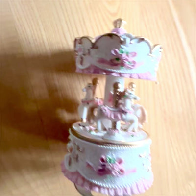 Pastelfarvet Karussel Spilleboks MP-333 med Gravering