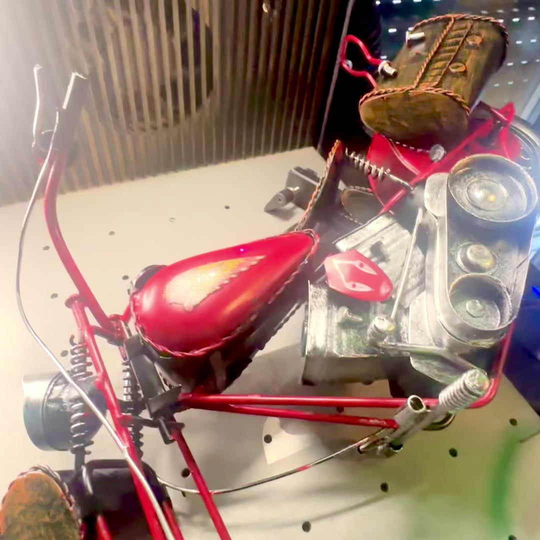 Stor klassisk metalmodel af chopper-motorcykel i rød med mulighed for personlig gravering