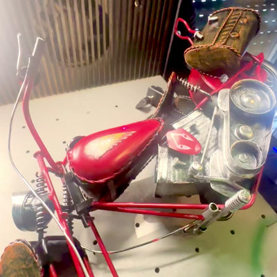 Stor klassisk metalmodel af chopper-motorcykel i rød med mulighed for personlig gravering