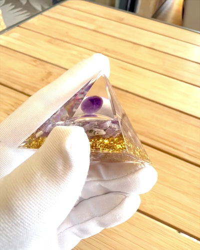 Orgonitisk energipyramide "Amethyst Star" med ametystkrystaller