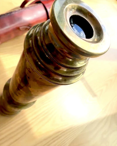 Kongelig Kikkert "Voyager 1818" – Eksklusiv, Messing, 83 cm, håndlavet, etui af Naturlæder – Samlerudgave, personliggørelse med gravering som gave