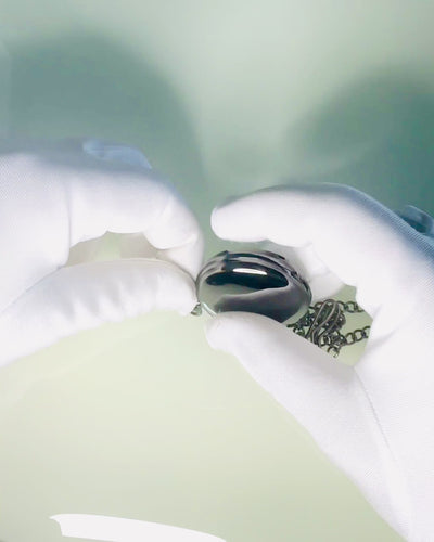 Sort lommeur "Elegancja Czasu" med mulighed for personalisering