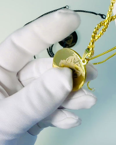 Vedhæng "Urban Elegance" – Rundt Medaljon i Rustfrit Stål i To Farver med Mulighed for Personlig Tilpasning