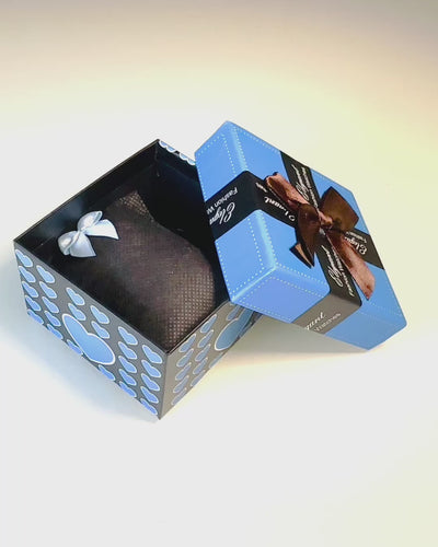 Herreur med kvartsurværk og gennemsigtig urskive - Klassisk elegance i moderne udgave sort rem. Personliggørelse med gravering