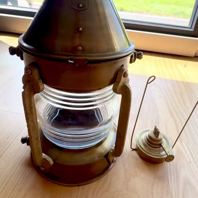Retro metal sømandlampe 34 cm med mulighed for personlig gravering i patineret messingfarve