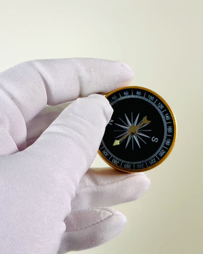 Kompakt Navigationskompas med Metalfinish – En Uundværlig for Enhver Rejsende, med Gravering