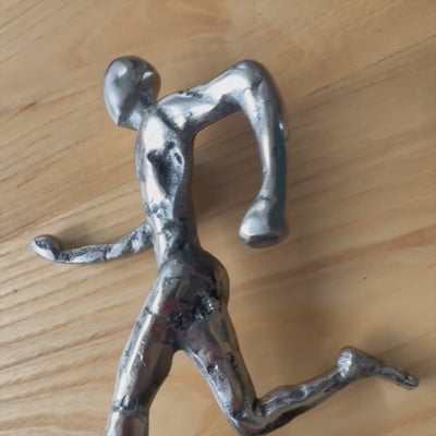 Metalstatuette af en løber med gravering