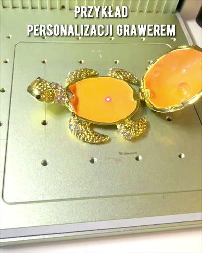 Skrin "Skildpaddefamilien" - farve grøn, personalisering med gravering