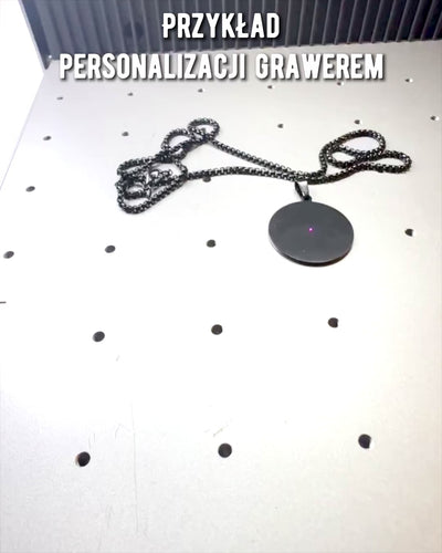 Vedhæng "Urban Elegance" – Rundt Medaljon i Rustfrit Stål i To Farver med Mulighed for Personlig Tilpasning