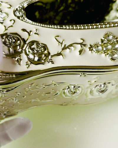 Æske til Servietter med Præget Rosenmønster - Elegant Tilbehør til Interiør, hvid