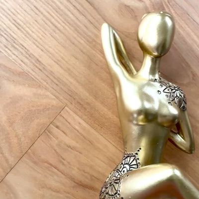 Gylden dekorativ yogafigur med mulighed for personlig gravering