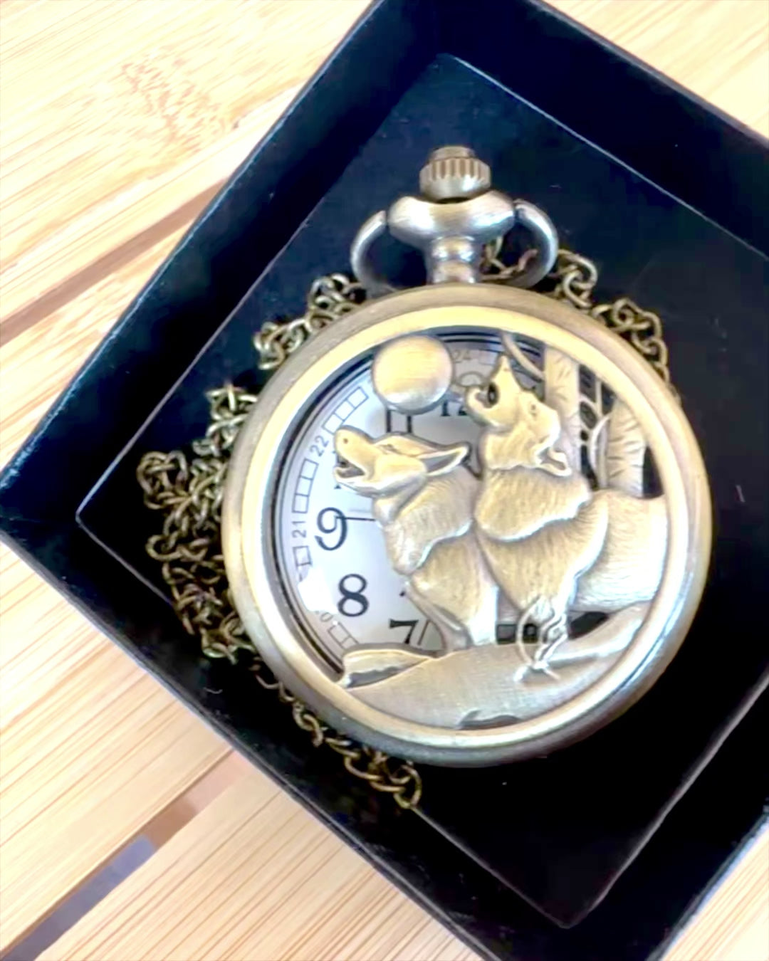 „Luna Wolf” – Stilfuldt Lommeur med Ulve, mulighed for personlig gravering som gave