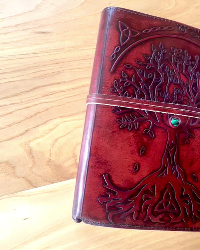Stor notesbog i læder med livets træ – 20x16x2 cm