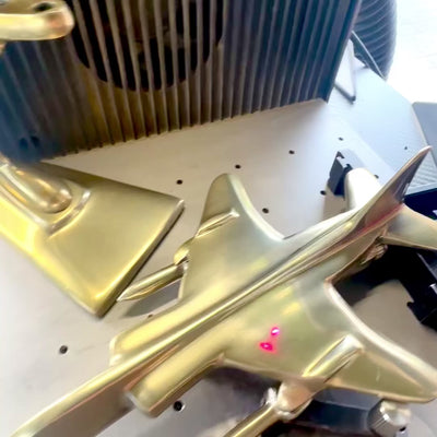 Metalmodel af jagerfly Jaguar i guld med mulighed for gravering