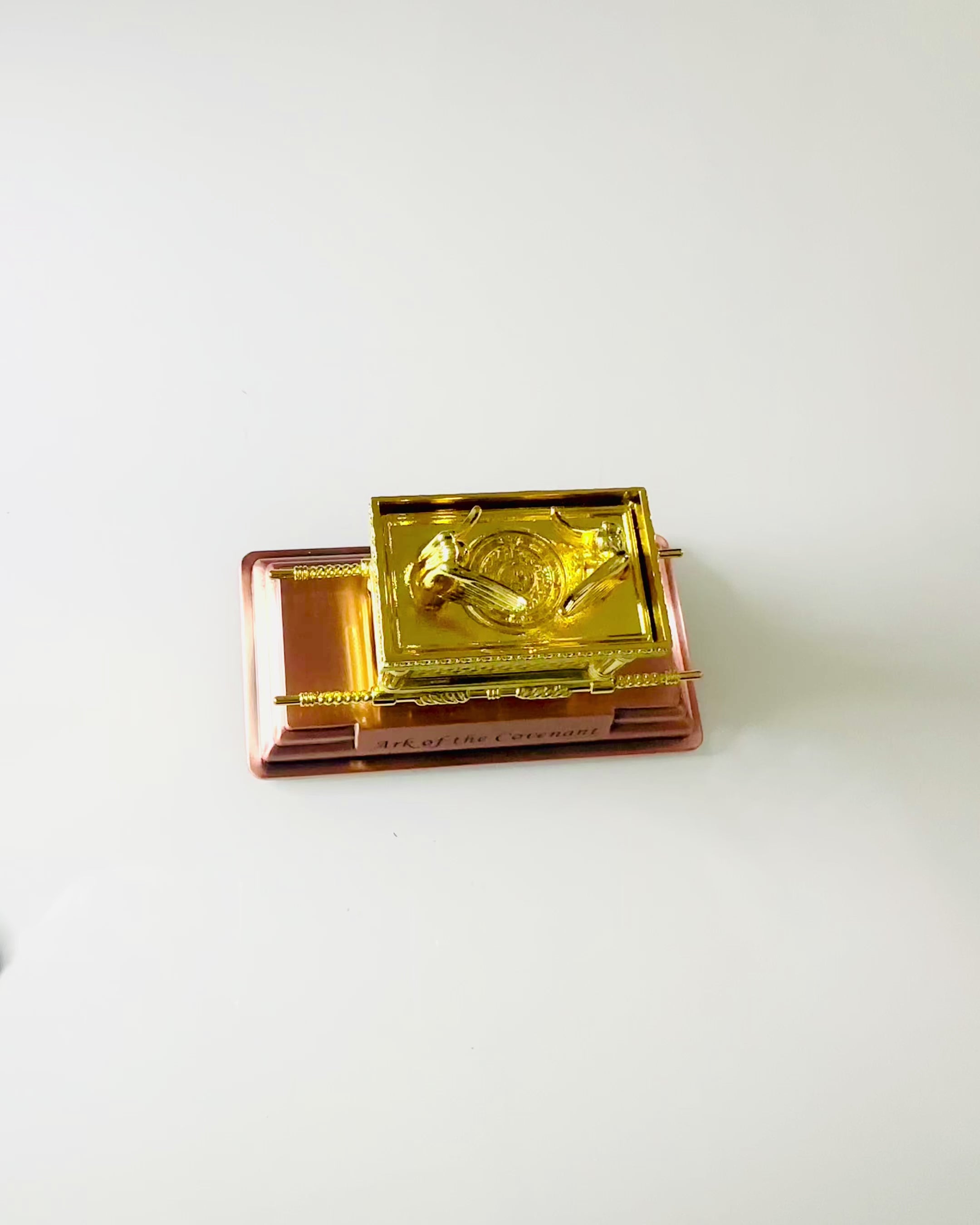 Majestætisk Miniature af Pagtens Ark i Gylden Ramme 11,2 x 5,8 x 7,3 cm - Eksklusiv ark, Dekoration i Gylden Udgave