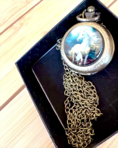 Lommeur Unicorn Elegance med kæde, enhjørningemotiv, gratis specialgravering